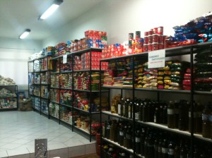 Τα ράφια του Κοινωνικού Παντοπωλείου γεμάτα χάρη στις ευγενικές προσφορές συνδημοτών μας.