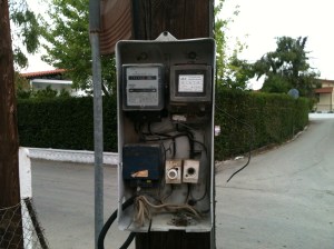 Το κουτί στην κολώνα της ΔΕΗ που έχει υποστεί εκτεταμένη βλάβη