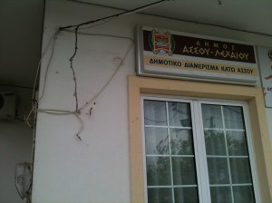 Το καλώδιο ηλεκτροδότησης του κοινοτ. καταστήματος κρέμεται γυμνό κομμένο στα δύο!