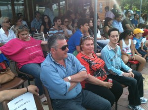 Ο δήμαρχος Βέλου-Βόχας κ. Αννίβας Παπακυριάκος και η πρόεδρος του Ευθύμειου Κέντρου κ. Ρούλα Νικολοπούλου παρακολουθούν τον φιλανθρωπικό αγώνα