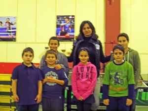 Η αντιδήμαρχος Κοινωνικής Πολιτικής κ. Τζαναβάρα Κωνσταντίνα με τους μικρούς αθλητές της Επιτραπέζιας Αντισφαίρισης Βόχας