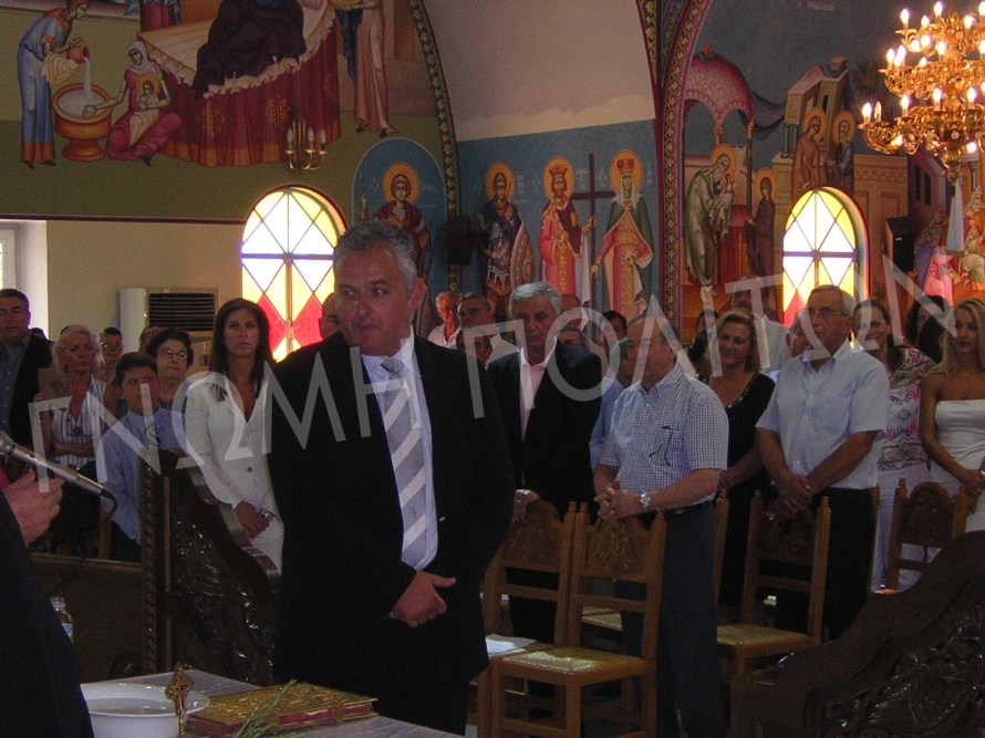 Ο δήμαρχος Βέλου-Βόχας έχει ολοκληρώσει τον όρκο του. Πίσω αριστερά του διακρίνεται η οικογένειά του ενώ δεξιά οι περιφερειακοί σύμβουλοι Αλεξόπουλος Αλέξης και Λέγγας Κώστας.  Πιο πίσω η Μαριλένα Σούκουλη, επίσης περιφερειακή σύμβουλος και ο Χάρης Βυτινιώτης, πρώην δήμαρχος Βέλου.