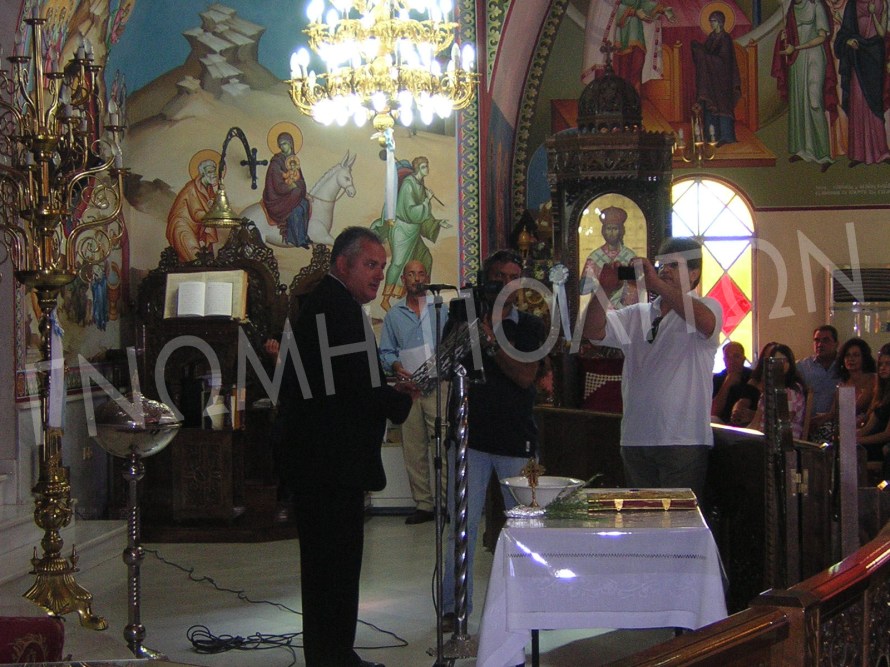 ...και ετοιμάζεται για τη σύντομη ομιλία του