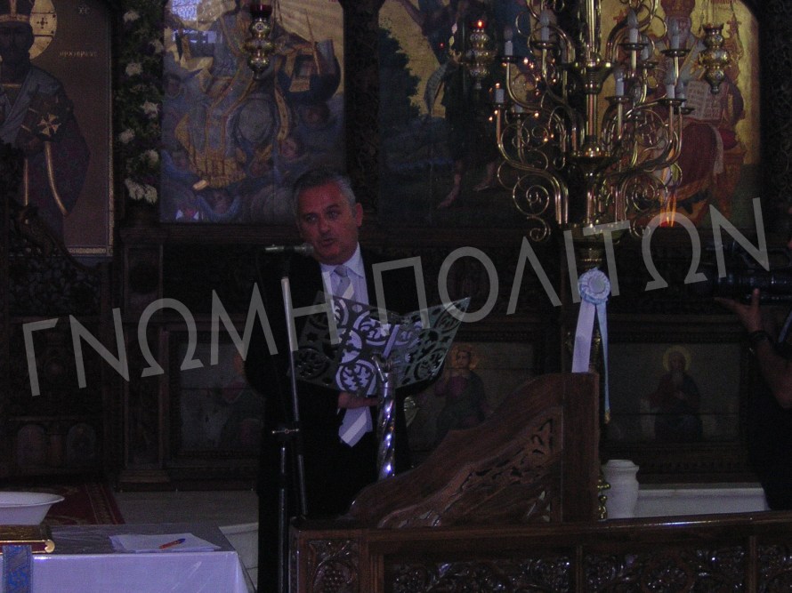 "Να κρατήσουμε ενός λεπτού σιγή στη μνήμη του Θύμιου Κανελλόπουλου", ζήτησε ο δήμαρχος από τους παρισταμένους, πράγμα που έγινε.