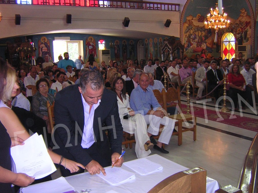 Ο επικεφαλής της Αντιπολίτευσης Θανάσης Μανάβης υπογράφει το πρακτικό