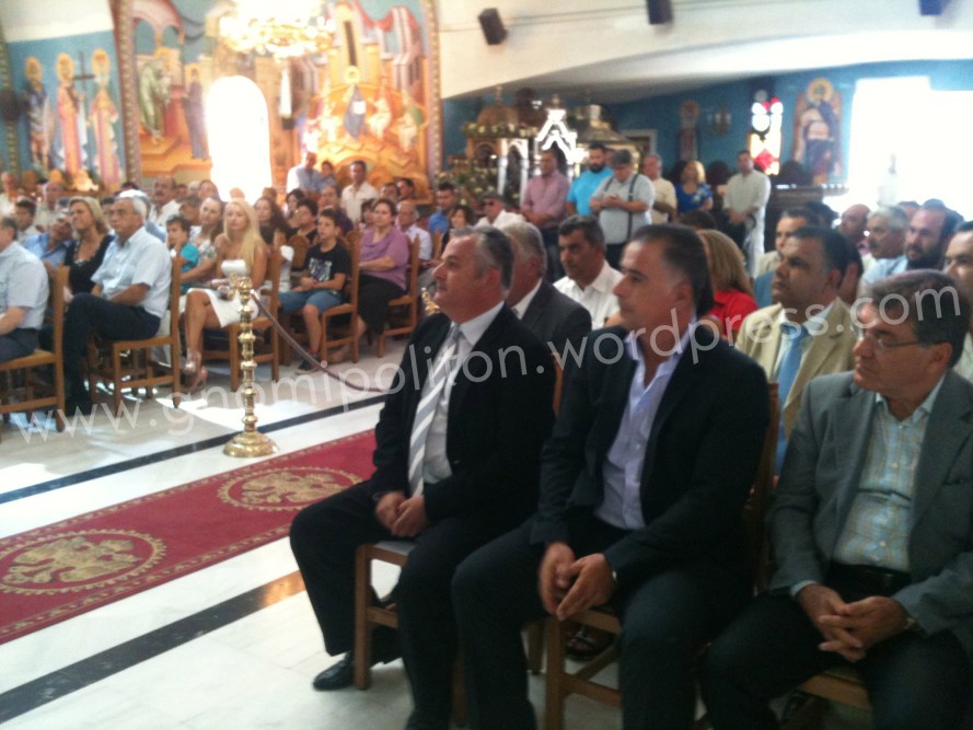 Η τελετή έχει αρχίσει. Ο δήμαρχος και οι αρχηγοί της αντιπολίτευσης παρακολουθούν. Ο χώρος του Ιερού Ναού Κοιμήσεως Θεοτόκου, παρά τις αντίθετες προσδοκίες, δε γέμισε. Οι πολίτες του δήμου Βέλου-Βόχας αγνόησαν την τελετή και δεν παρέστησαν στην ορκωμοσία της δημοτικής αρχής που αυτοί εξέλεξαν!!!