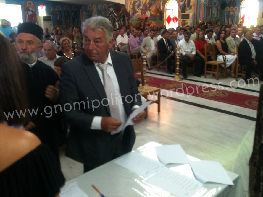 Ο Δημήτρης Μπεκιάρης, πρώτος σε σταυρούς σύμβουλος της πλειοψηφίας έχει μόλις υπογράψει το πρακτικό