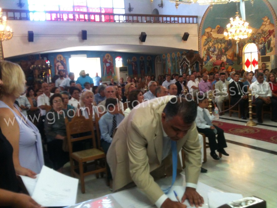 Ο Χαράλαμπος Τανισχίδης υπογράφει το πρακτικό. Πρώτος σε σταυρούς σύμβουλος της πλειοψηφίας από τη Δ.Ε. Βόχας, αναμένεται να αναλάβει νευραλγικό πόστο στην εξέλιξη των έργων του δήμου