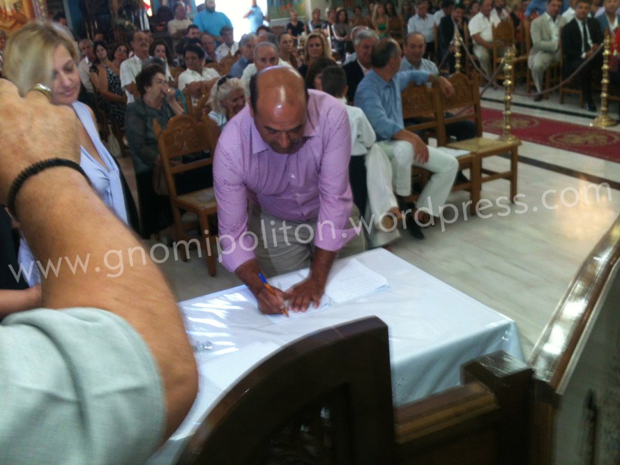 Ο Γιώργος Καραφωτιάς, πρώην πρόεδρος του Δημοτικού Συμβουλίου και νυν σύμβουλος της αντιπολίτευσης υπογράφει το πρακτικό