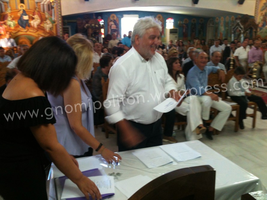 Ο Λεωνίδας Στεργιόπουλος, επικεφαλής της Ενωτικής Ριζοσπαστικής Παράταξης, γνωστός για το ευρηματικό χιούμορ του έχει μόλις κάνει τους πάντες να γελάσουν, αμέσως μετά την υπογραφή του πρακτικού