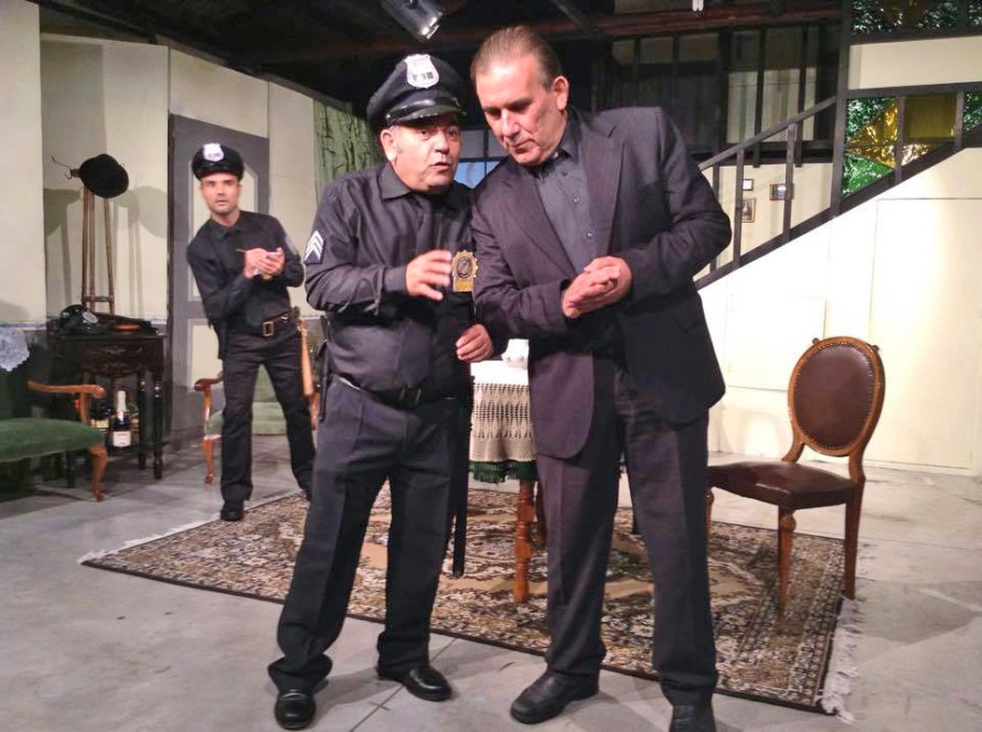 Ο Αιδεσιμότατος Χάρπερ (Μπάμπης Ανδρικόπουλος) και ο Αστυνομος Μπρόφυ (Γιάννης Πάτσιος) συζητούν συνωμοτικά, ενώ ο αστυνόμος Ο'Χάρα (Γιώργος Φιλόπουλος) προσπαθεί να καταγράψει την κουβέντα τους!