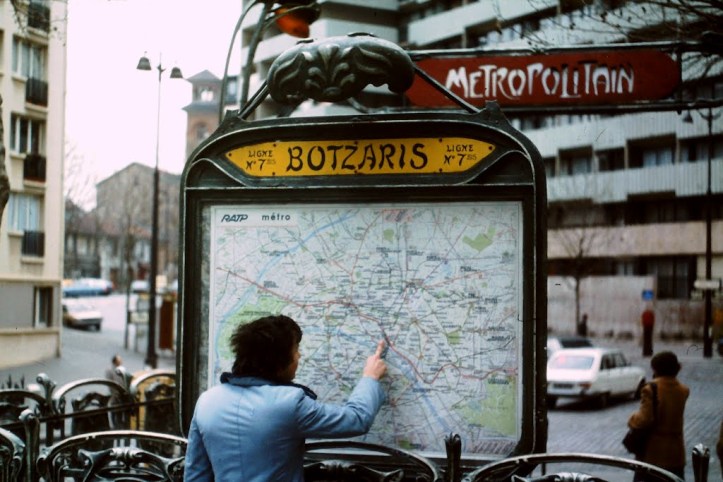 Η είσοδος του σταθμού στο Μετρό του Παρισίου με το όνομα του Μάρκου Μπότσαρη.