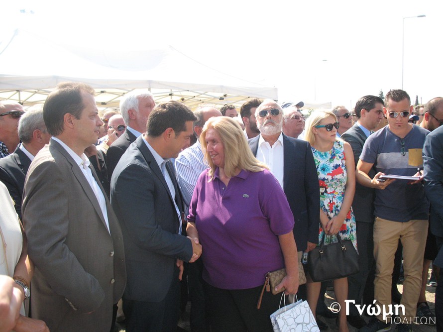 Η αντιδήμαρχος Βέλου-Βόχας κ. Μαρία Καλλίρη καλοσωρίζει τον πρωθυπουργό κ. Αλέξη Τσίπρα στην περιοχή μας