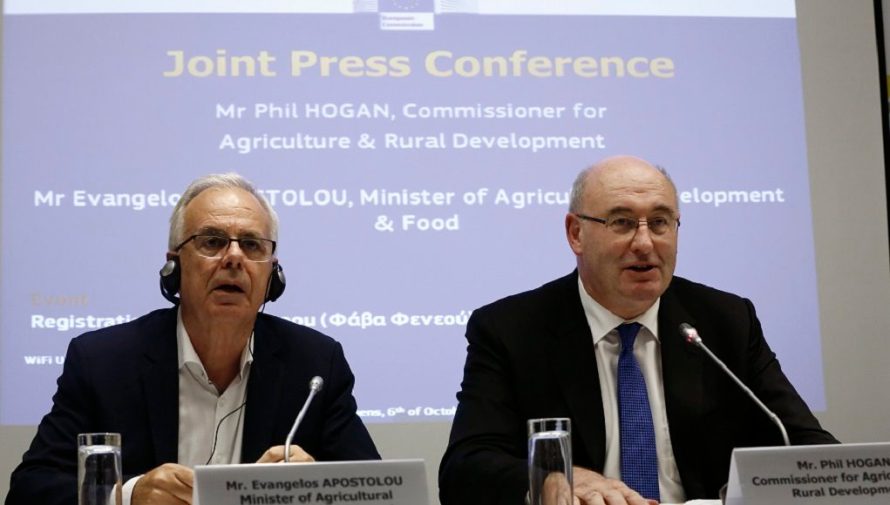 Ο Ευρωπαίος Επιτρόπος αρμόδιος για την Γεωργία, Phil Hogan (Δ), μιλάει δίπλα στον υπουργό Αγροτικής Ανάπτυξης, Βαγγέλη Αποστόλου (Α), κατά τη διάρκεια συνέντευξης τύπου με αφορμή την επίσημη καταχώρηση ονομασίας της "Φάβας Φενεού", ως Προστατευόμενη Γεωγραφική Ένδειξη (ΠΓΕ) στο Ενωσιακό Μητρώο, Αθήνα Πέμπτη 6 Οκτωβρίου 2016. ΑΠΕ-ΜΠΕ/ΑΠΕ-ΜΠΕ/ΓΙΑΝΝΗΣ ΚΟΛΕΣΙΔΗΣ
