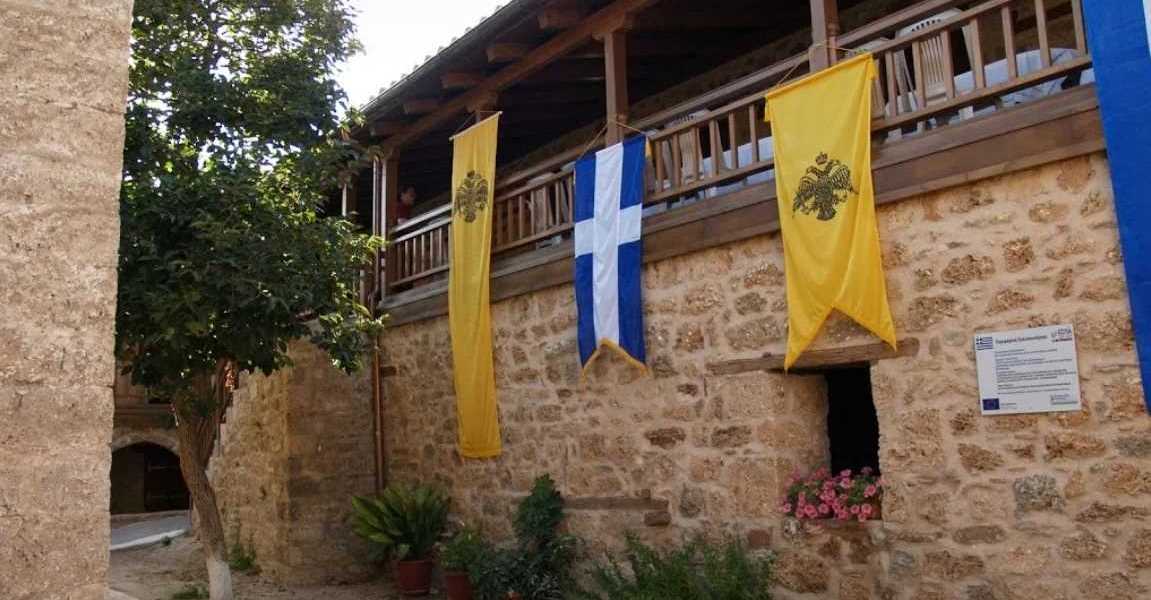 Ο εξωτερικός χώρος της Μονής Προφήτη Ηλία Ζάχολης