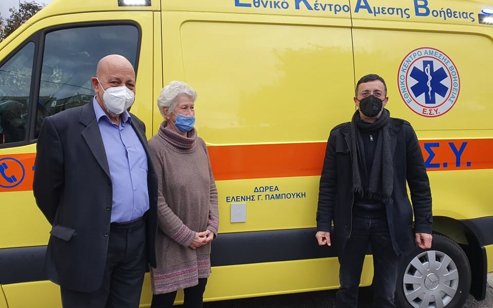 Δωρεά Ασθενοφόρου στο Κέντρο Υγείας Κιάτου από την κυρία Λένα Παμπούκη