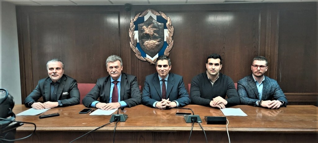 Από την υπογραφή της σύμβασης με την εταιρεία για την αξιοποίηση της περιφερειακής αγοράς Λεχαίου.